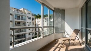 O Refúgio Perfeito no Verão Brasileiro: Como Esquadrias e Vidros de Alta Performance Reduzem o Calor
